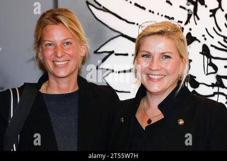 Katharina Viereck und Aleksandra Bechtel bei der Eröffnung der Ausstellung il mistero di Banksy - A Genius Mind im ehemaligen Autohaus in der Oskar-Jäger-Straße. Köln, 02.11.2023 *** Katharina Viereck e Aleksandra Bechtel all'inaugurazione della mostra The Mystery of Banksy A Genius Mind nell'ex concessionaria automobilistica di Oskar Jäger Straße Colonia, 02 11 2023 foto:XR.xSchmiegeltx/xFuturexImagex banksy 3615 credito: Imago/Alamy Live News Foto Stock