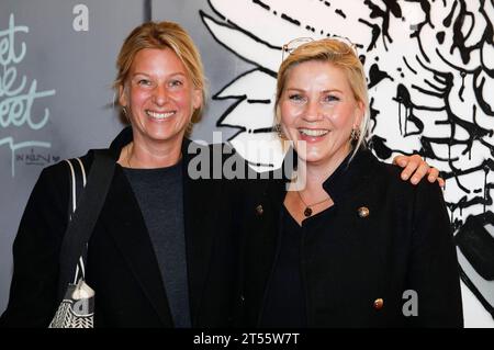 Katharina Viereck und Aleksandra Bechtel bei der Eröffnung der Ausstellung il mistero di Banksy - A Genius Mind im ehemaligen Autohaus in der Oskar-Jäger-Straße. Köln, 02.11.2023 *** Katharina Viereck e Aleksandra Bechtel all'inaugurazione della mostra The Mystery of Banksy A Genius Mind nell'ex concessionaria automobilistica di Oskar Jäger Straße Colonia, 02 11 2023 foto:XR.xSchmiegeltx/xFuturexImagex banksy 3614 credito: Imago/Alamy Live News Foto Stock