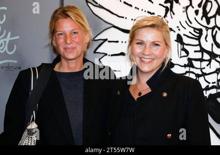 Katharina Viereck und Aleksandra Bechtel bei der Eröffnung der Ausstellung il mistero di Banksy - A Genius Mind im ehemaligen Autohaus in der Oskar-Jäger-Straße. Köln, 02.11.2023 *** Katharina Viereck e Aleksandra Bechtel all'inaugurazione della mostra The Mystery of Banksy A Genius Mind nell'ex concessionaria automobilistica di Oskar Jäger Straße Colonia, 02 11 2023 foto:XR.xSchmiegeltx/xFuturexImagex banksy 3613 credito: Imago/Alamy Live News Foto Stock