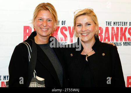 Katharina Viereck und Aleksandra Bechtel bei der Eröffnung der Ausstellung il mistero di Banksy - A Genius Mind im ehemaligen Autohaus in der Oskar-Jäger-Straße. Köln, 02.11.2023 *** Katharina Viereck e Aleksandra Bechtel all'inaugurazione della mostra The Mystery of Banksy A Genius Mind nell'ex concessionaria automobilistica di Oskar Jäger Straße Colonia, 02 11 2023 foto:XR.xSchmiegeltx/xFuturexImagex banksy 3616 credito: Imago/Alamy Live News Foto Stock