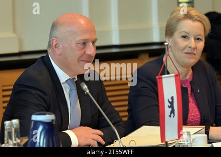 Potsdam, Germania. 3 novembre 2023. Kai Wegner (CDU), sindaco di Berlino, e Franziska Giffey (SPD), senatore di Berlino per l'economia, l'energia e le imprese pubbliche alla riunione congiunta del gabinetto degli stati di Berlino e Brandeburgo. Credito: Michael Bahlo/dpa/Alamy Live News Foto Stock