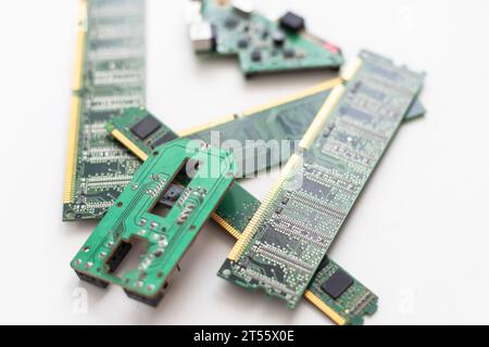 Molti moduli di memoria per computer diversi (RAM, SD, DDR, EPROM) Foto Stock