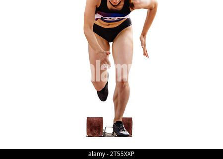 la velocista femminile inizia a correre dai blocchi di partenza dell'atletica, isolata su sfondo bianco Foto Stock