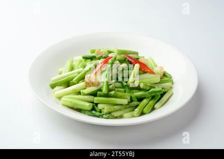 Asparagi verdi saltati (saltati) Foto Stock