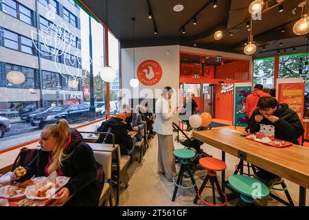 Praga, Repubblica Ceca. 3 novembre 2023. Apertura del primo ristorante della catena americana Popeyes in Piazza Venceslao a Praga, Repubblica Ceca, 3 novembre 2023. Credito: Vit Simanek/CTK Photo/Alamy Live News Foto Stock