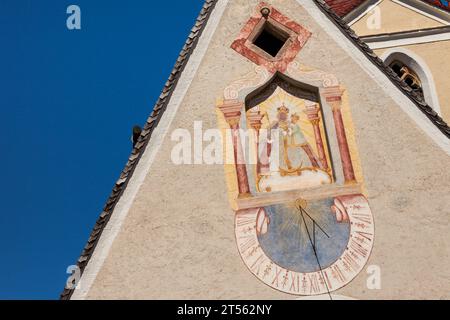 LAION, ITALIA - 02 SETTEMBRE 2020: L'orologio e la meridiana recentemente restaurati dipinti fuori dal campanile della chiesa della città. Foto Stock