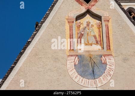 LAION, ITALIA - 02 SETTEMBRE 2020: L'orologio e la meridiana recentemente restaurati dipinti fuori dal campanile della chiesa della città. Foto Stock