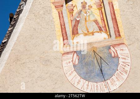 LAION, ITALIA - 02 SETTEMBRE 2020: L'orologio e la meridiana recentemente restaurati dipinti fuori dal campanile della chiesa della città. Foto Stock