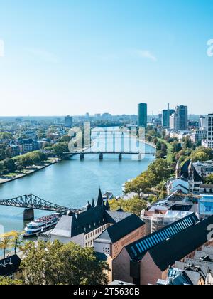 Panorama dello skyline della città di Francoforte sul meno con diversi ponti sul fiume meno, Germania Foto Stock