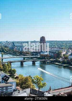 Panorama dello skyline della città di Francoforte sul meno con diversi ponti sul fiume meno, Germania Foto Stock