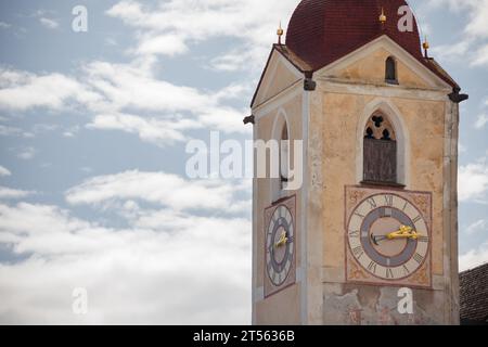 LAION, ITALIA - 02 SETTEMBRE 2020: L'orologio recentemente restaurato dipinto all'esterno del campanile della chiesa cittadina. Foto Stock