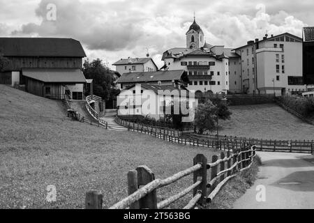 Vista da Laion, una piccola cittadina di montagna nelle Dolomiti Foto Stock