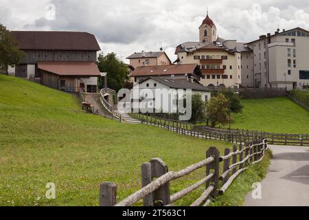 Vista da Laion, una piccola cittadina di montagna nelle Dolomiti Foto Stock