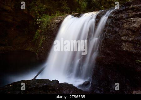 Nel cuore della bellezza selvaggia di Corchiano: Le foto a lunga esposizione svelano il fascino etereo delle Cascate di Rio Fratta, un racconto di fluidità senza tempo e tranquillità Foto Stock