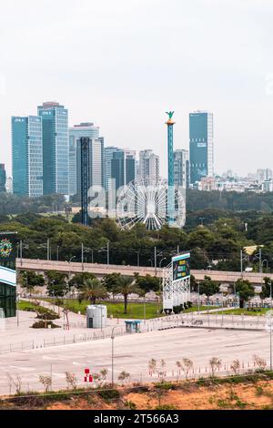 Bnei Brak, Israele - 27 ottobre 2023: Skyline di Bnei Brak con grattacieli moderni di recente costruzione nella città conservatrice Foto Stock