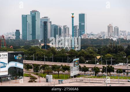 Bnei Brak, Israele - 27 ottobre 2023: Skyline di Bnei Brak con grattacieli moderni di recente costruzione nella città conservatrice Foto Stock