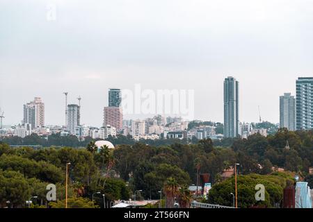 Bnei Brak, Israele - 27 ottobre 2023: Skyline di Bnei Brak con grattacieli moderni di recente costruzione nella città conservatrice Foto Stock