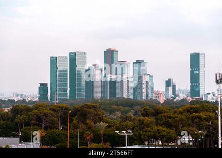 Bnei Brak, Israele - 27 ottobre 2023: Skyline di Bnei Brak con grattacieli moderni di recente costruzione nella città conservatrice Foto Stock