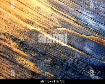 Rocce gialle fatte di lava scorrono a Vincendo, San Giuseppe, Cap Jaune. Ruvida consistenza di pietra vulcanica con colori gialli e scuri. Foto Stock