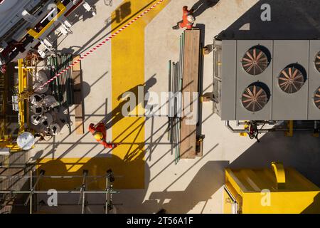 Vista dall'alto, Scaffolder in un cantiere offshore. Foto Stock