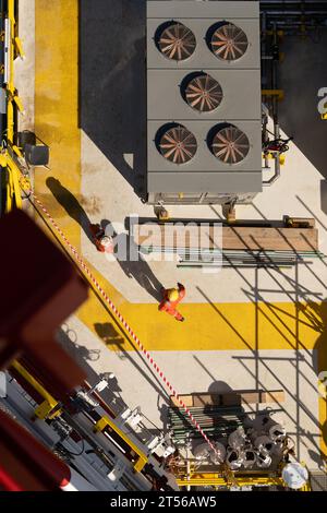 Vista dall'alto, Scaffolder in un cantiere offshore. Foto Stock