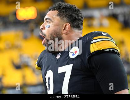 Pittsburgh, Stati Uniti. 2 novembre 2023. Il defensive tackle dei Pittsburgh Steelers Cameron Heyward (97) celebra la vittoria del 20-16 contro i Tennessee Titans all'Acrisure Stadium giovedì 2 novembre 2023 a Pittsburgh. Foto di Archie Carpenter/UPI credito: UPI/Alamy Live News Foto Stock