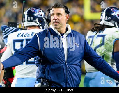 Pittsburgh, Stati Uniti. 2 novembre 2023. I Tennessee Titans Mike Vrabel festeggiano un touchdown durante il secondo quarto della vittoria degli Steelers 20-16 all'Acrisure Stadium giovedì 2 novembre 2023 a Pittsburgh. Foto di Archie Carpenter/UPI credito: UPI/Alamy Live News Foto Stock