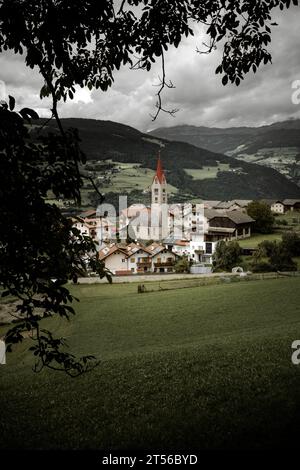 Vista da Albions e dalla sua chiesa, una piccola cittadina di montagna nelle Dolomiti Foto Stock