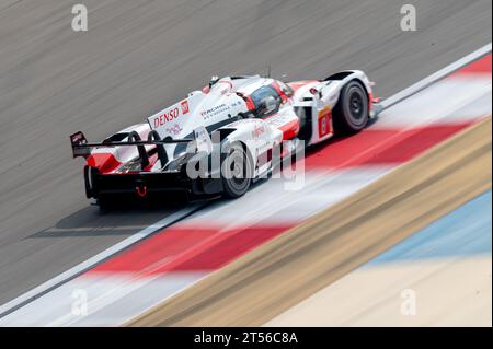 SAKHIR, BAHREIN. 3 NOVEMBRE 2023. TOYOTA GAZOO RACING HYBRID – 8 Sébastien Buemi (CHE). AHMAD ALSHEHAB/ Alamy Live News Foto Stock