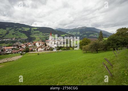 Vista da Albions e dalla sua chiesa, una piccola cittadina di montagna nelle Dolomiti Foto Stock