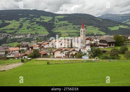 Vista da Albions e dalla sua chiesa, una piccola cittadina di montagna nelle Dolomiti Foto Stock