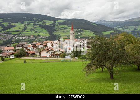 Vista da Albions e dalla sua chiesa, una piccola cittadina di montagna nelle Dolomiti Foto Stock