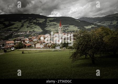 Vista da Albions e dalla sua chiesa, una piccola cittadina di montagna nelle Dolomiti Foto Stock