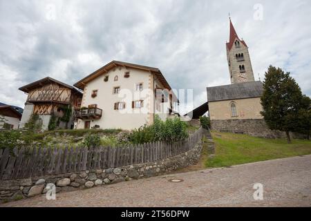 Vista da Albions e dalla sua chiesa, una piccola cittadina di montagna nelle Dolomiti Foto Stock