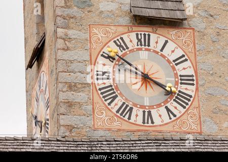 ALBIONS, ITALIA - 02 SETTEMBRE 2020: L'orologio recentemente restaurato dipinto all'esterno del campanile della chiesa cittadina. Foto Stock