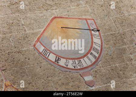 ALBIONS, ITALIA - 02 SETTEMBRE 2020: La meridiana recentemente restaurata dipinta all'esterno del campanile della chiesa della città. Foto Stock