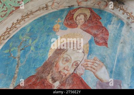 ALBIONS, ITALIA - 02 SETTEMBRE 2020: Un dipinto (affresco) sulla parete esterna della chiesa. La chiesa è dedicata a San Nicolò Foto Stock