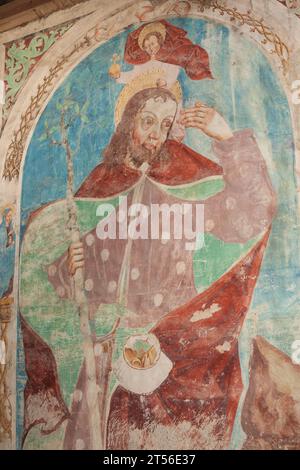 ALBIONS, ITALIA - 02 SETTEMBRE 2020: Un dipinto (affresco) sulla parete esterna della chiesa. La chiesa è dedicata a San Nicolò Foto Stock