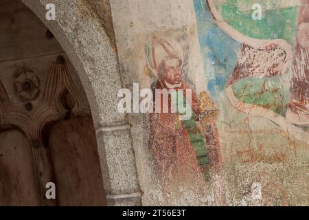 ALBIONS, ITALIA - 02 SETTEMBRE 2020: Un dipinto (affresco) sulla parete esterna della chiesa. La chiesa è dedicata a San Nicolò Foto Stock