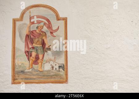 ALBIONS, ITALIA - 02 SETTEMBRE 2020: Un dipinto (affresco) sulla parete esterna della chiesa. La chiesa è dedicata a San Nicolò Foto Stock