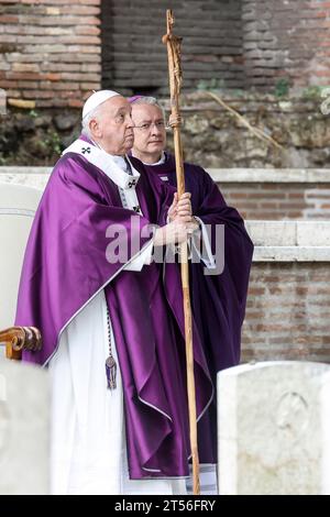 Italia, Roma, Papa Francesco dice messa per i morti nel cimitero del Commonwealth di Roma con le tombe di 426 morti di guerra dalla seconda guerra mondiale, giovedì 2 novembre 2023. La messa arriva in occasione della festa italiana del 2 novembre per onorare i morti.Fotografia di A.Benedetti / Catholic Press foto LIMITATA ALL'USO EDITORIALE - NIENTE MARKETING - NESSUNA CAMPAGNA PUBBLICITARIA Foto Stock