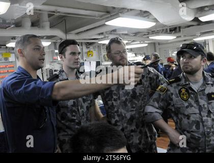 RHIB, Royal Australian Navy, fregata missilistica guidata classe Adelaide HMAS Darwin (FFG 04), Talisman Saber 2011, Timor Sea, Marina degli Stati Uniti , USS Cowpens (CG 63) Foto Stock