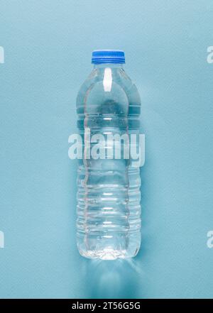 Bottiglia d'acqua in plastica su sfondo blu isolato Foto Stock