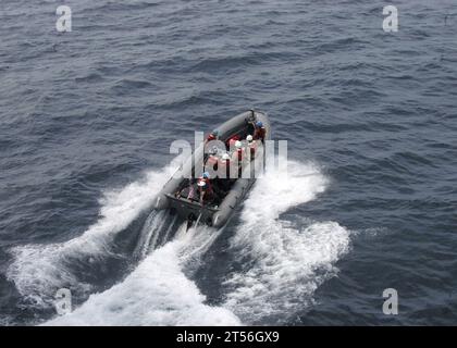 I marinai della nave d'assalto anfibia USS Bataan (LHD 5) si esercitano a manovrare una delle barche gonfiabili a scafo rigido della nave durante le esercitazioni su piccole imbarcazioni a supporto della Joint Task Force Ex.jpg Foto Stock