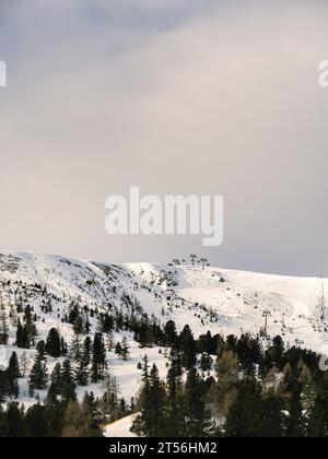 Ski chair lift going up a mountain peak at Turracher Hohe, Carinthia, Austria Foto Stock