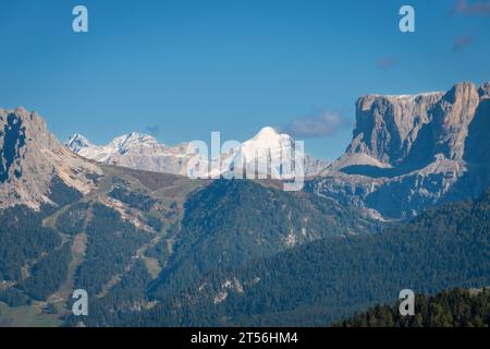 Vista panoramica della cima innevata della Tofana di Rozes vista dall'Alpe di Siusi, Dolomiti, alto Adige, Italia in autunno contro il cielo blu Foto Stock