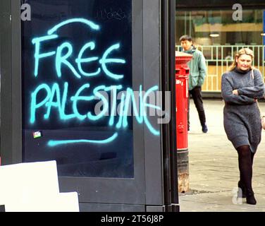 Glasgow, Scozia, Regno Unito. 3 novembre 2023. Free Palestine Graffiti su un'unità elettronica di pubblicità stradale. Credit Gerard Ferry/Alamy Live News Foto Stock