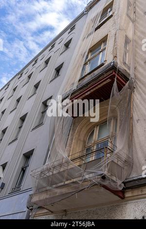 Rovine, facciata rimanente dell'ex Kunsthaus Tacheles, Oranienburger Strasse, Berlino, Germania Foto Stock