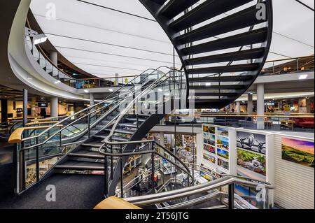 Scale in un moderno negozio di mobili, Baviera, Germania Foto Stock