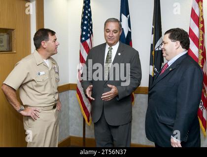 US Navy .S.. REP. Jeff Miller, al centro, e Blake Farenthold visitano l'adm. Posteriore Bill Sizemore, capo Foto Stock